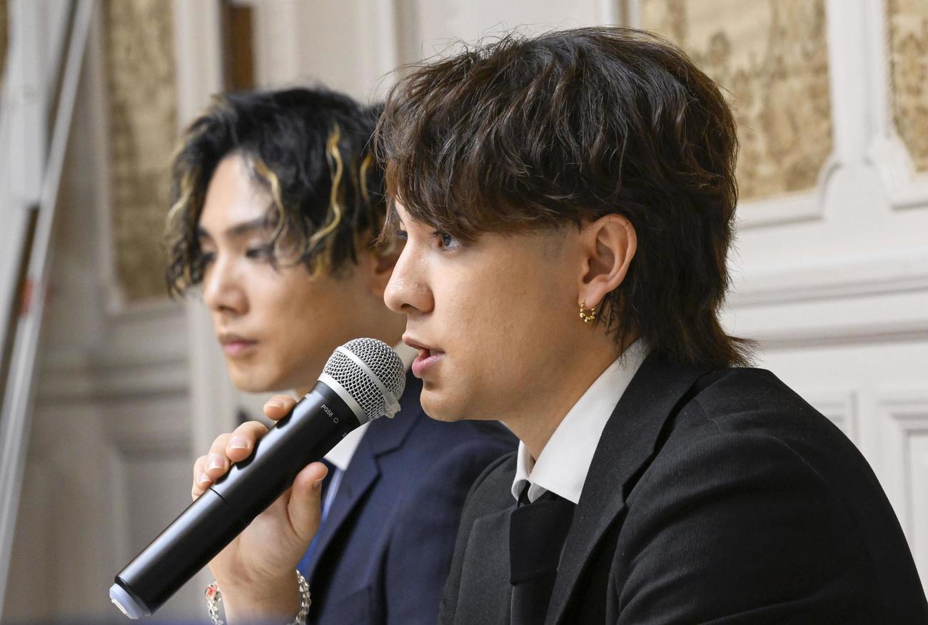 立憲民主党のヒアリングに応じたカウアン・オカモトさん。奥は橋田康さん（共同）
