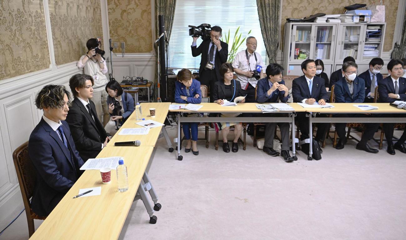 立憲民主党のヒアリングに出席した（手前から）橋田康さんとカウアン・オカモトさん（共同）