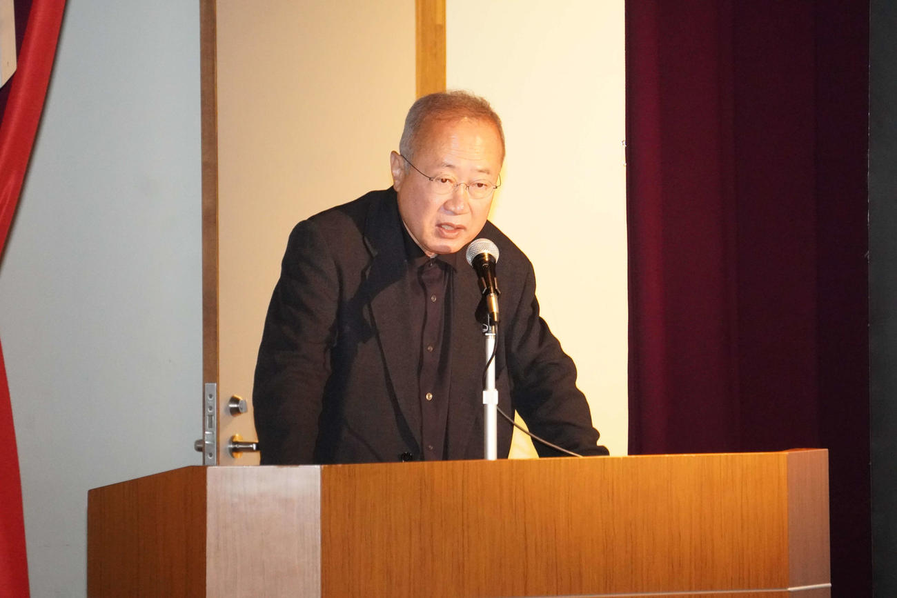第1回口頭弁論後に弁護団らと報告集会を開いた有田芳生氏（撮影・沢田直人）