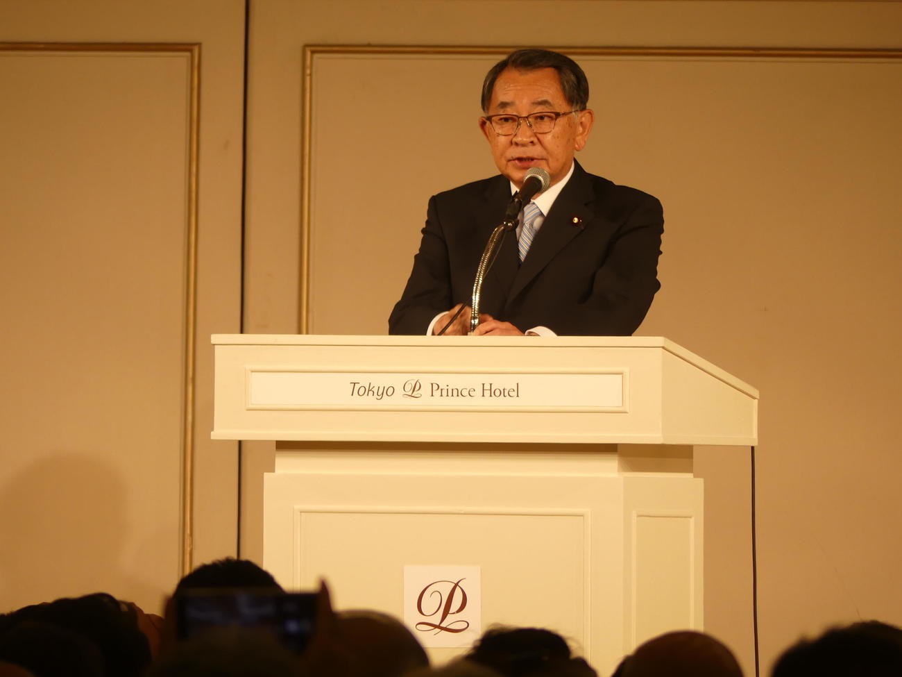 安倍派のパーティーであいさつする塩谷立会長代理（撮影・中山知子）