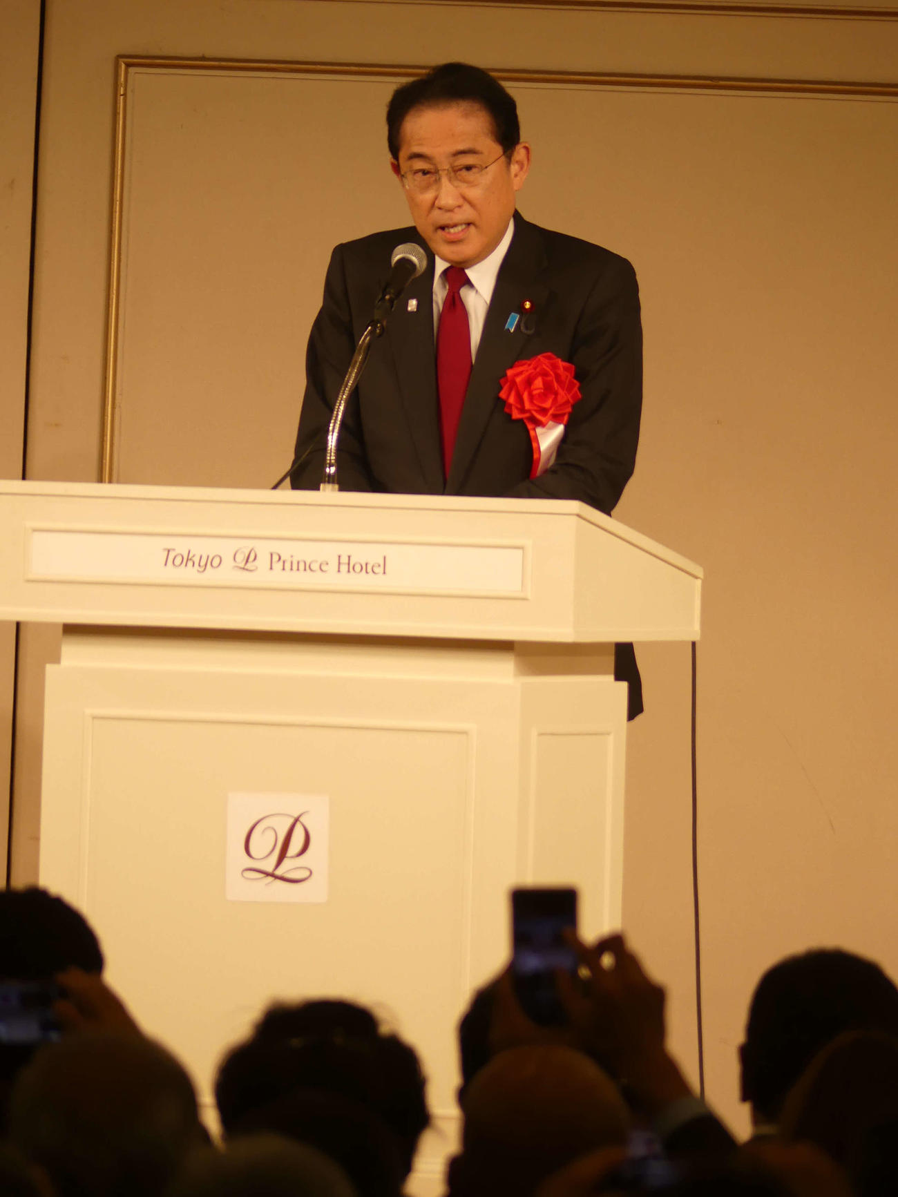 安倍派のパーティーであいさつする岸田文雄首相（撮影・中山知子）