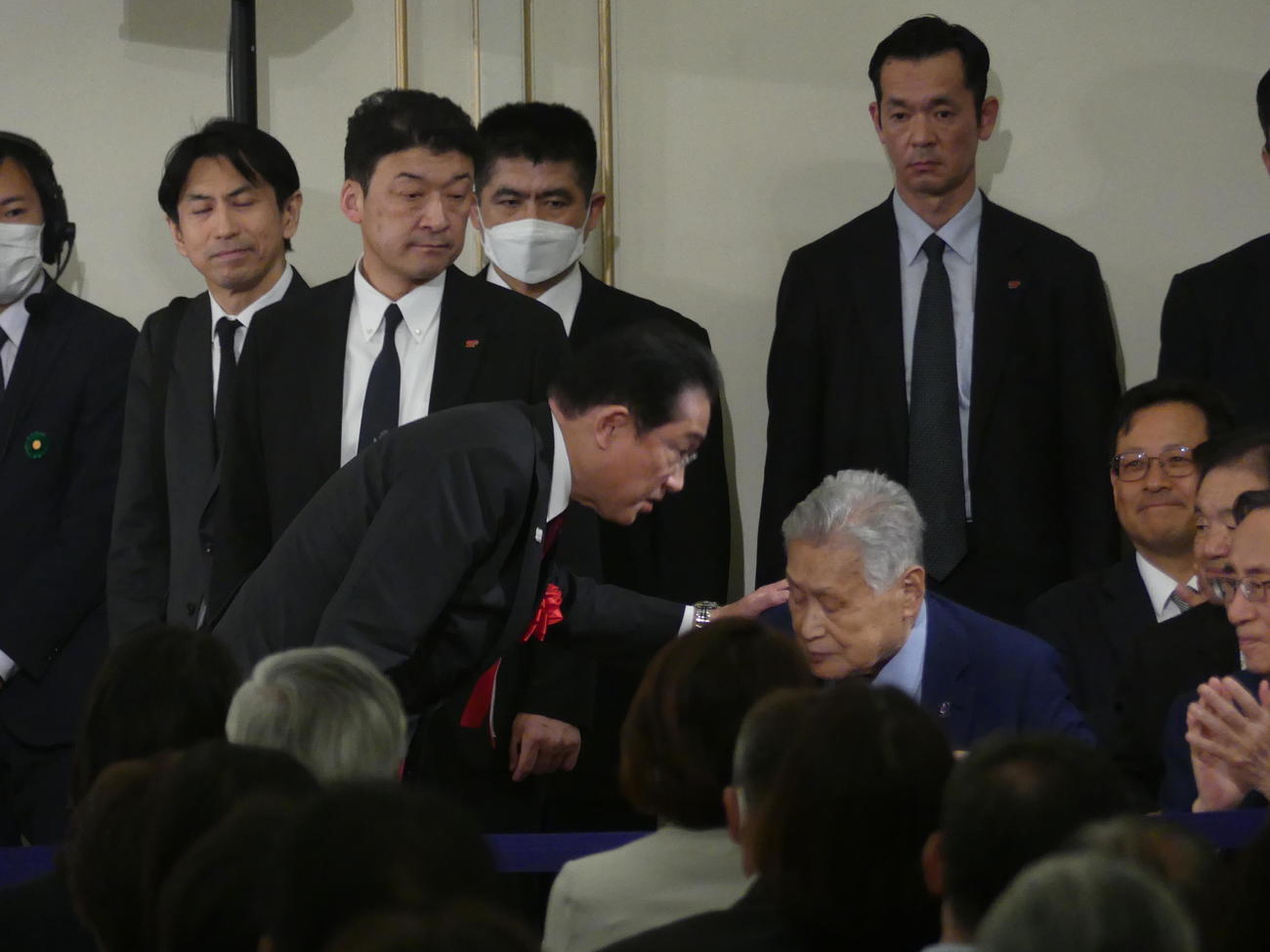 安倍派のパーティーで森喜朗元首相（右）に声をかける岸田文雄首相（撮影・中山知子）
