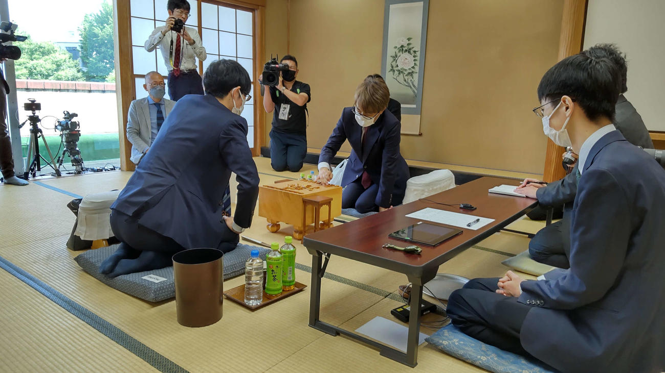 佐々木大地七段（左）の先手、羽生善治九段（右）の後手て始まった王位戦挑戦者決定戦