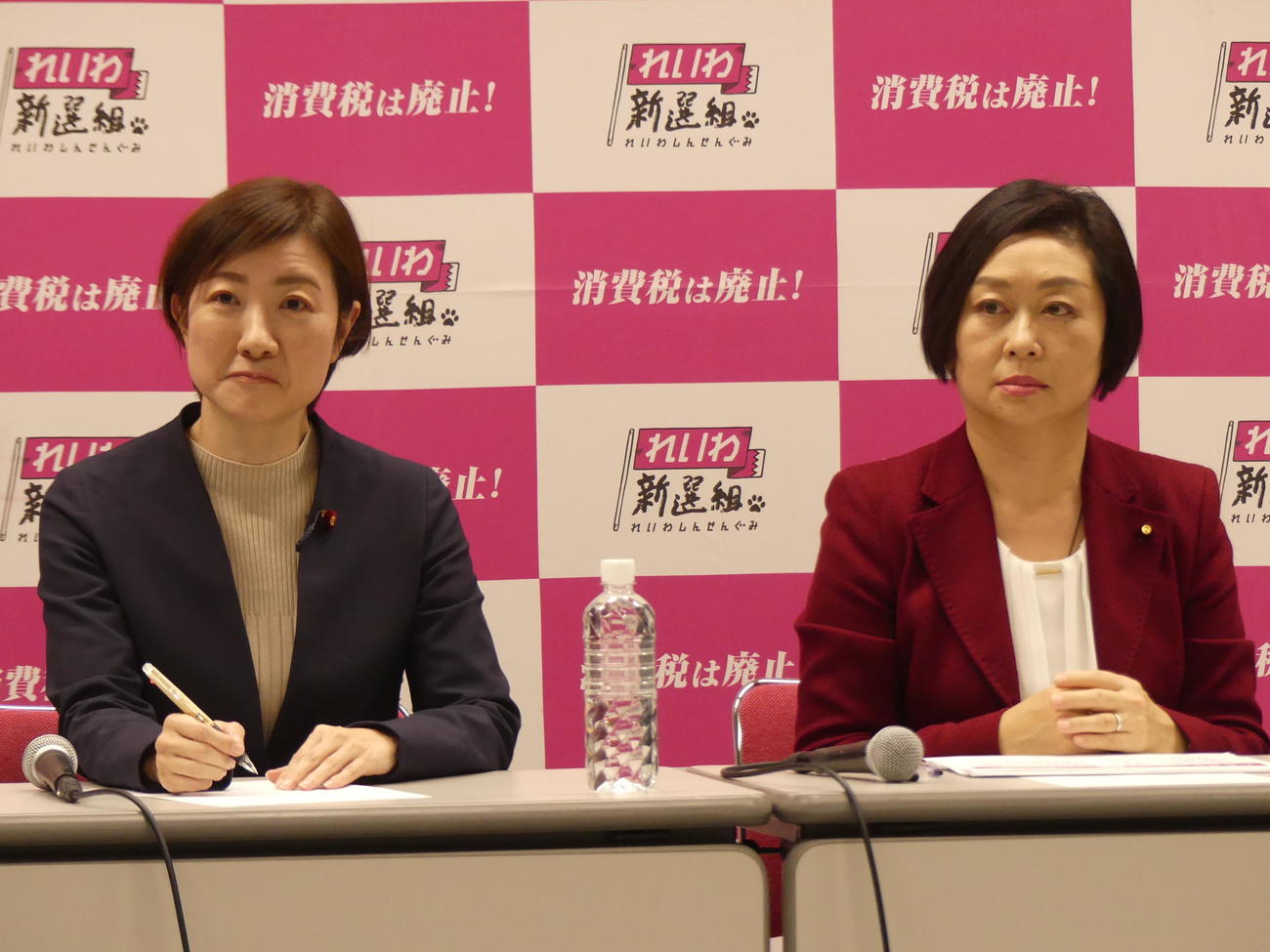 れいわ新選組の共同代表を務める、大石晃子衆院議員（左）と櫛渕万里衆院議員（2022年12月撮影）