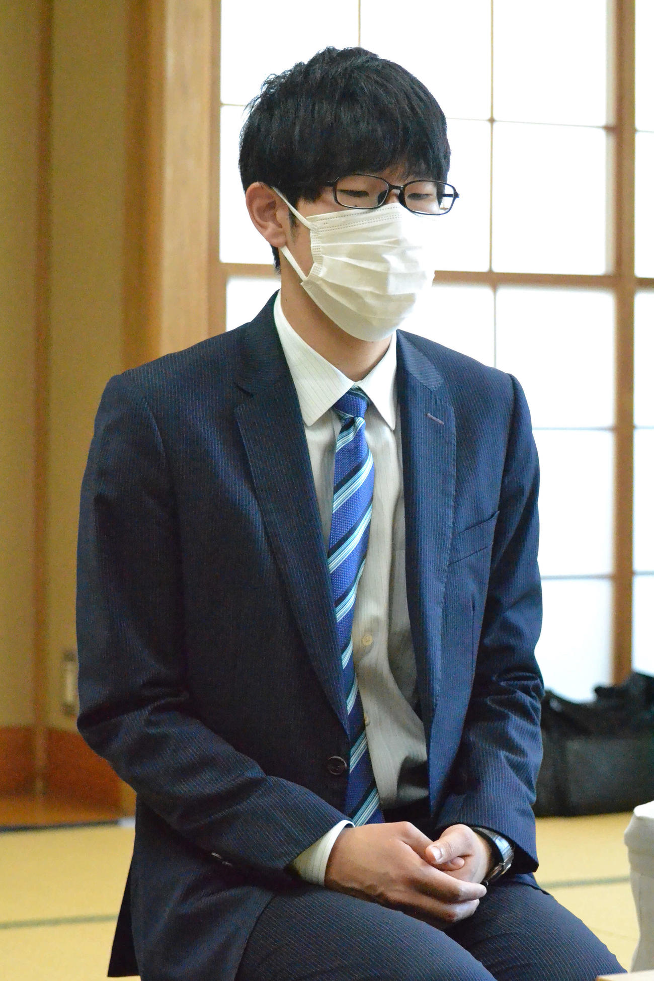 羽生善治九段との挑戦者決定戦の対局開始を待つ佐々木大地七段