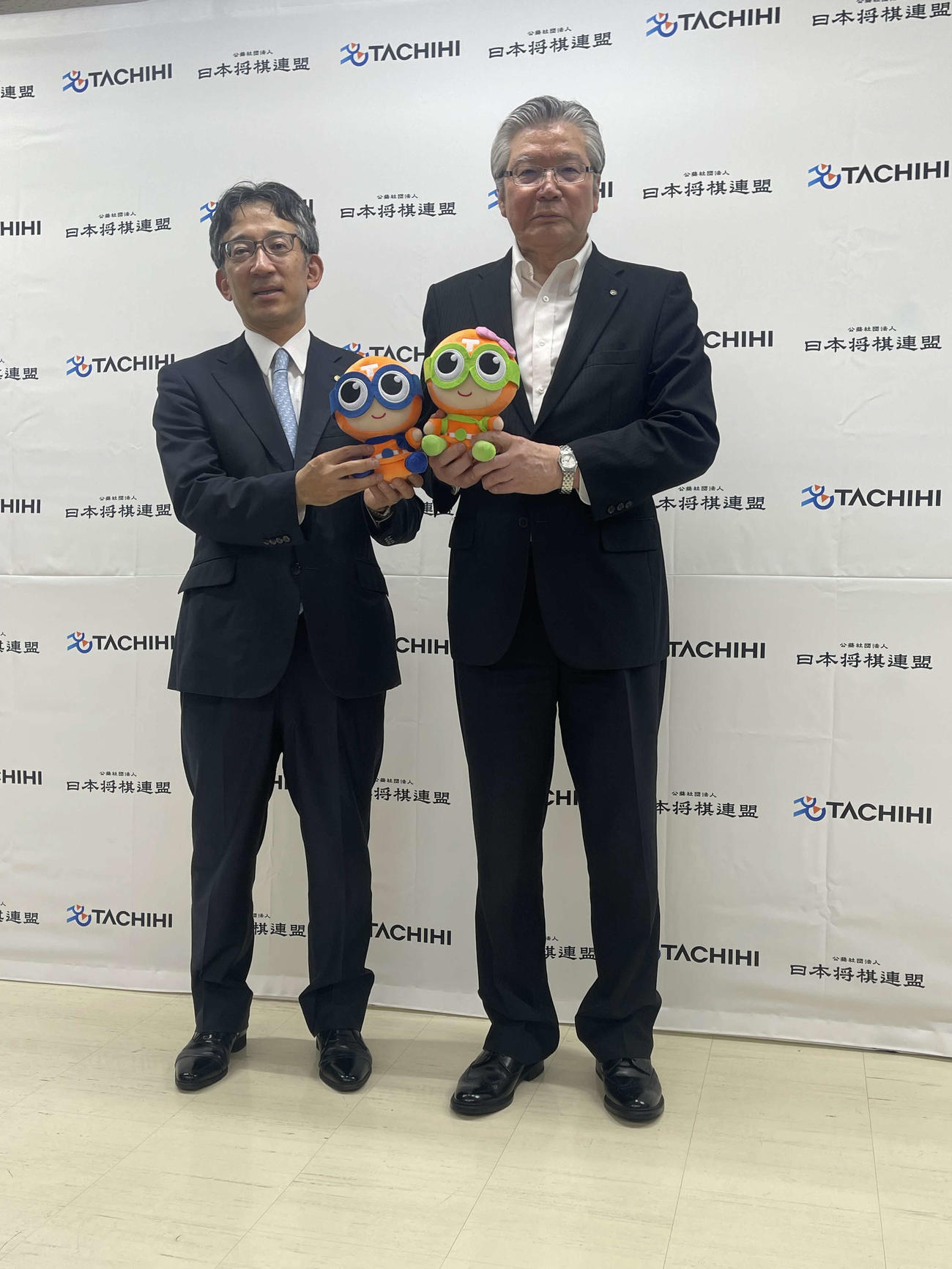 達人戦立川立飛杯新設の会見を行った左から日本将棋連盟佐藤康光会長、立飛ホールディングス村山正道社長