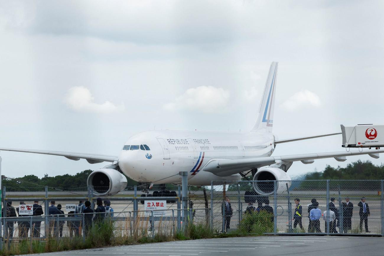 ゼレンスキー大統領を乗せた飛行機が広島空港に到着（ロイター）