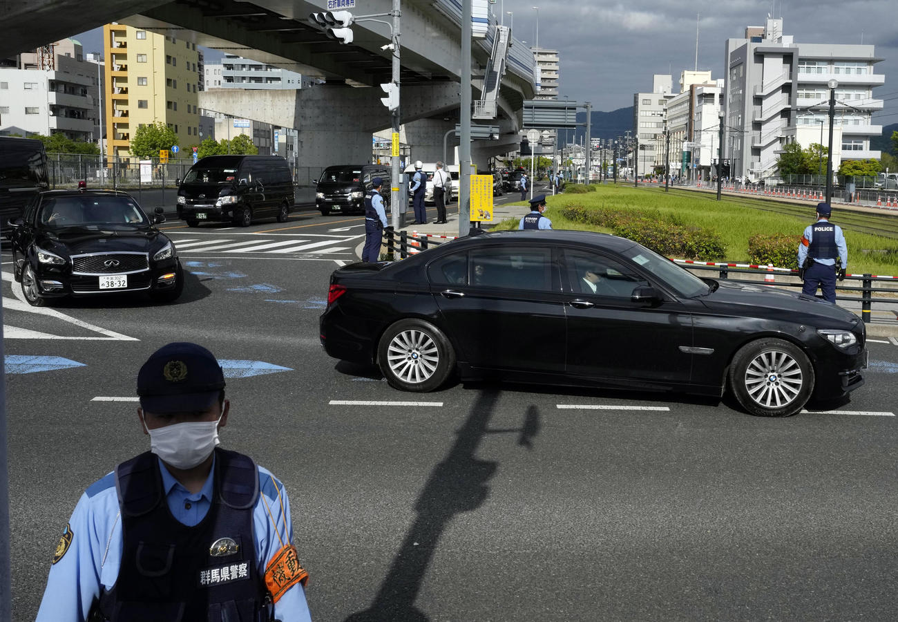 ゼレンスキー大統領を乗せた車がサミット会場へ向かう（AP）