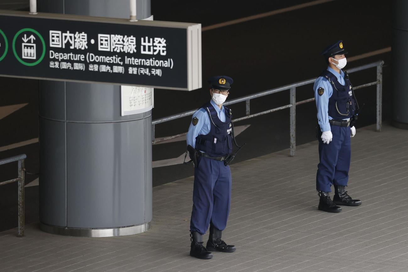 広島空港で警戒する警察官（共同）