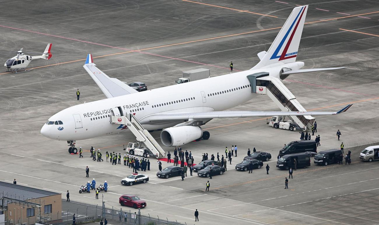 ウクライナのゼレンスキー大統領を乗せ、広島空港に到着したフランス政府専用機（共同）