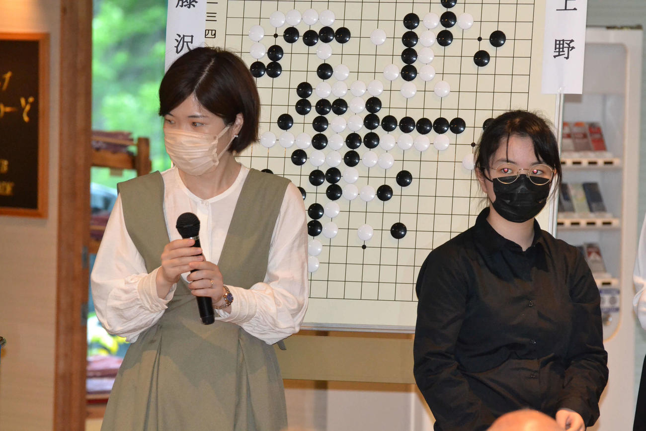 大盤解説会場で向井千瑛六段（左）とともに準決勝を振り返る仲邑菫女流棋聖（右）
