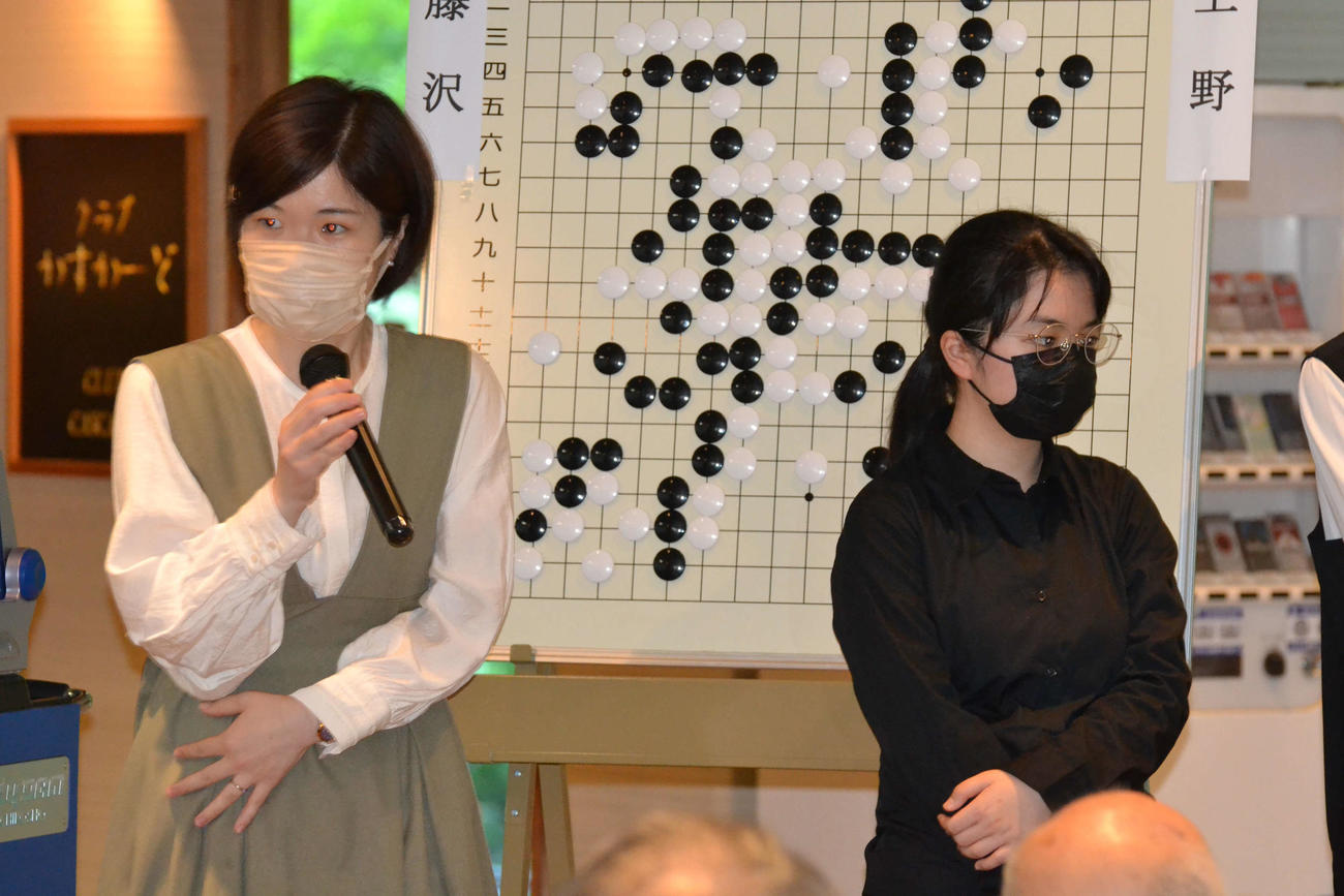 大盤解説会場で向井千瑛六段（左）とともに準決勝を振り返る仲邑菫女流棋聖（右）