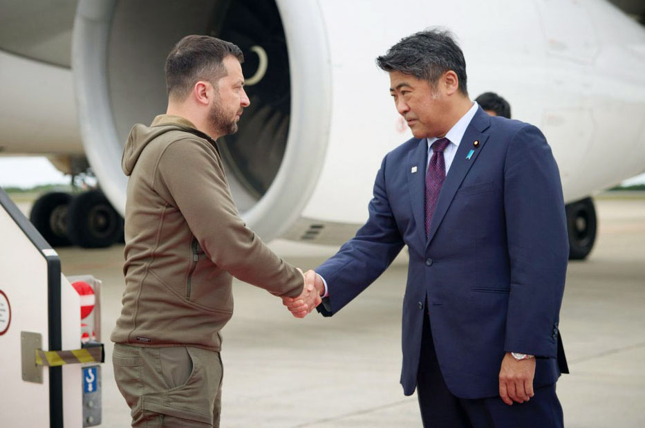 広島空港に到着し、木原誠二官房副長官（右）と握手するウクライナのゼレンスキー大統領＝20日午後（同大統領府提供）