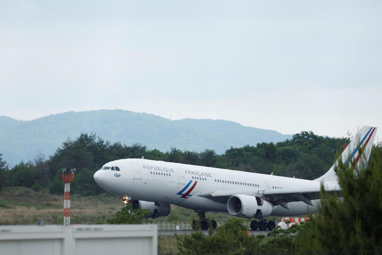 ゼレンスキー大統領を乗せた飛行機が広島空港に到着（ロイター）