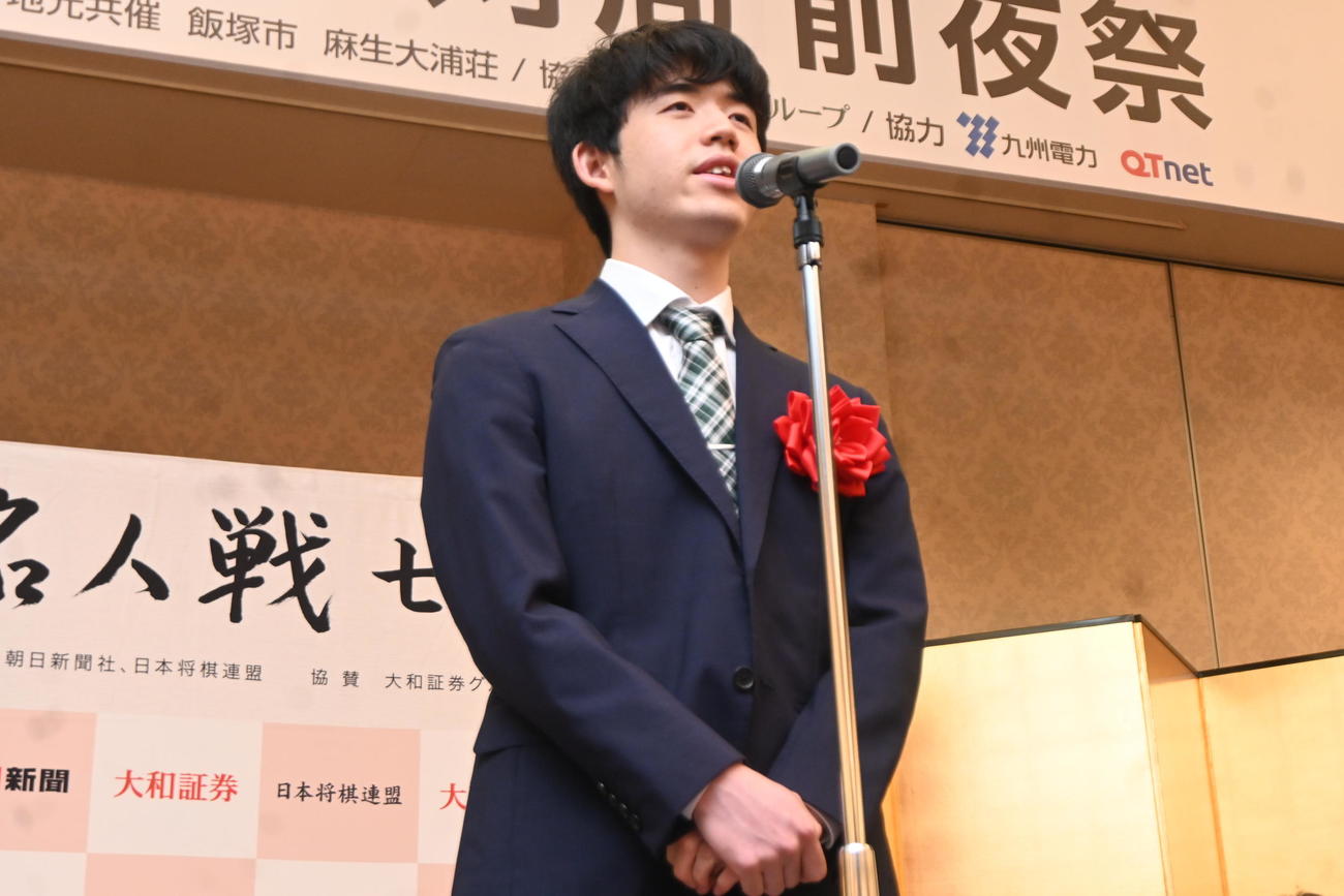 福岡県飯塚市内で開催された前夜祭であいさつする藤井聡太竜王（左）渡辺明名人（撮影・松浦隆司）