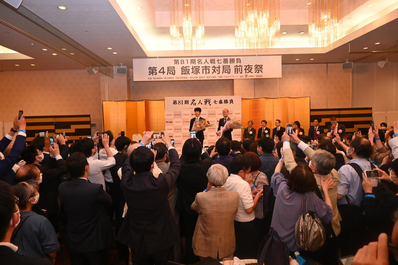 藤井聡太竜王、渡辺明名人が出席した福岡県飯塚市内で開催された前夜祭には多くのファンが駆けつけた（撮影・松浦隆司）