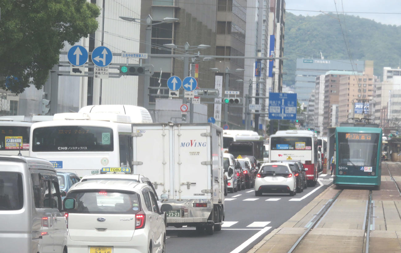 サミット2日目の広島市内は、大規模な交通規制が行われ大渋滞となった（撮影・大上悟）