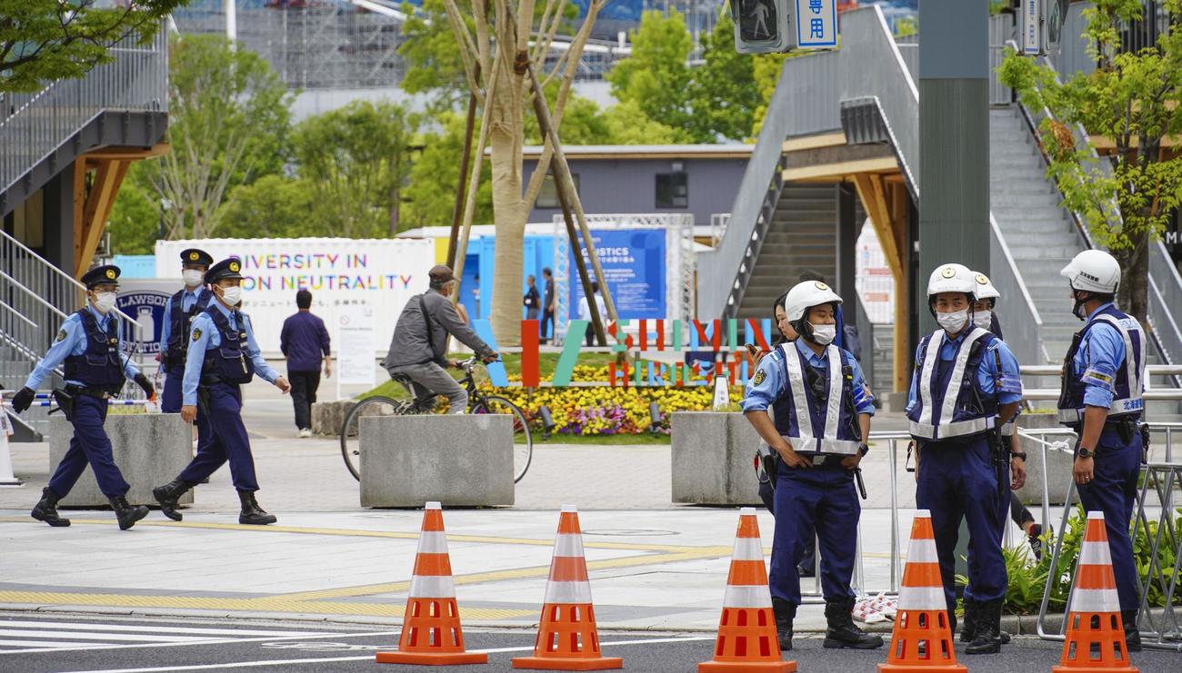 広島市内で警戒に当たる警察官ら（共同）