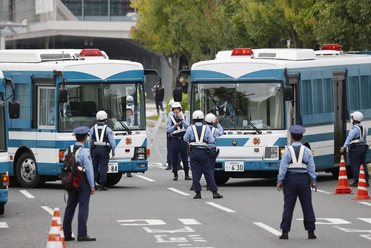 ウクライナのゼレンスキー大統領が広島空港に到着し、道路を封鎖する警察車両（共同）