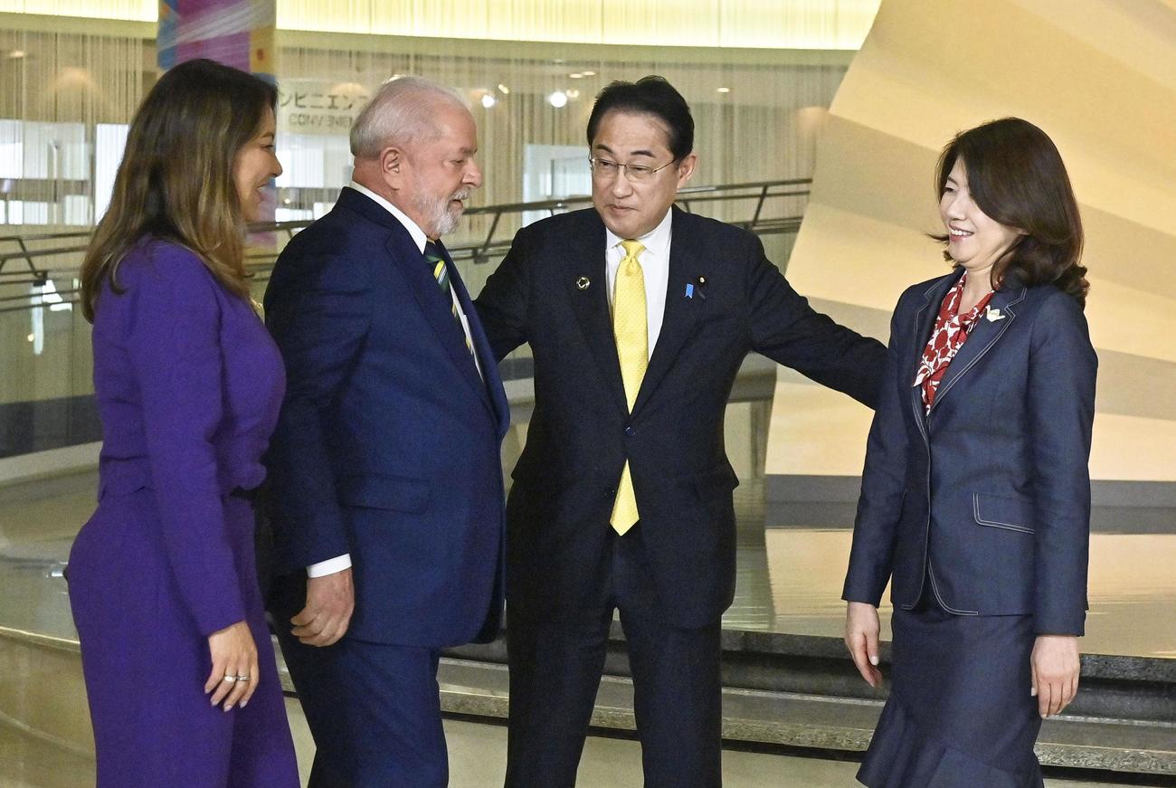 G7サミット会場で、ブラジルのルラ大統領夫妻（左）を出迎える岸田首相夫妻（代表撮影＝共同）