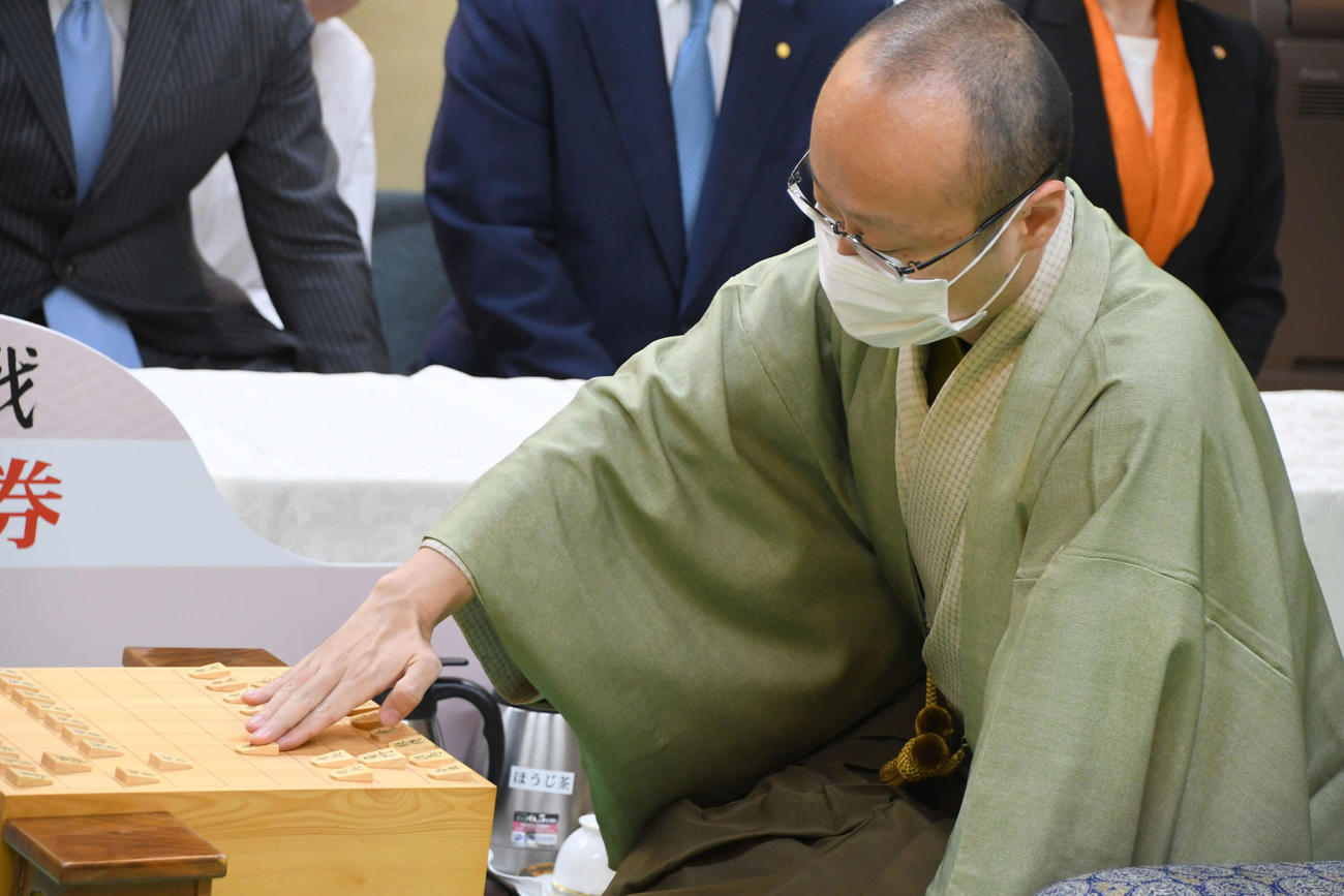 第81期名人戦7番勝負第4局に臨んだ渡辺明名人（日本将棋連盟提供）