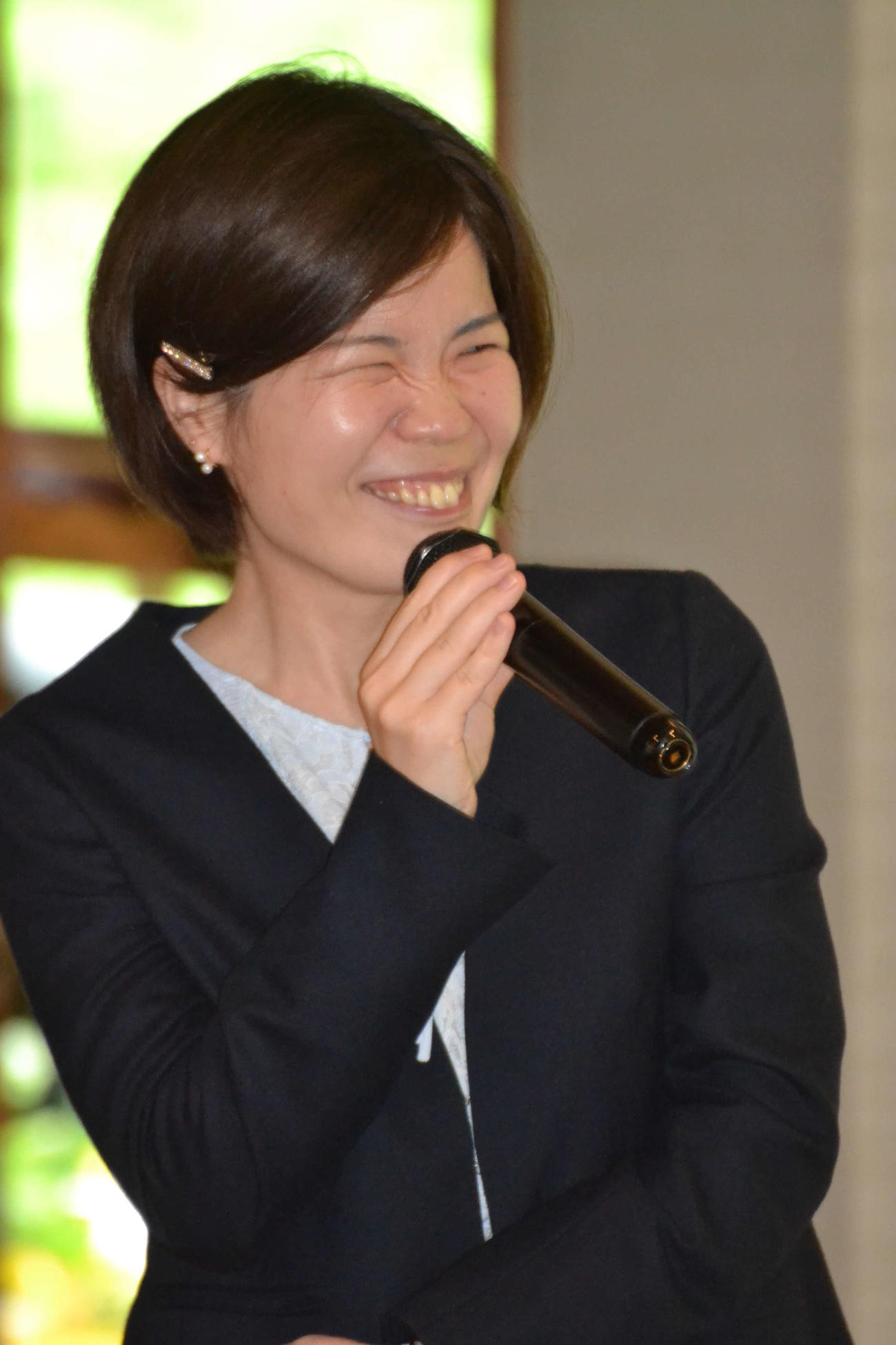 終局後、大盤解説会場で対局を振り返る向井千瑛六段