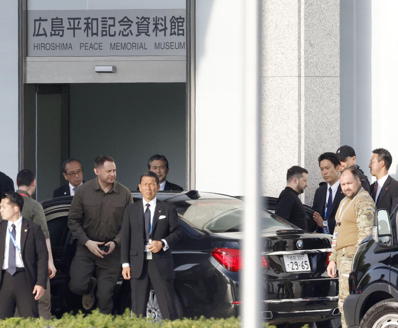 原爆資料館に入るウクライナのゼレンスキー大統領（共同）