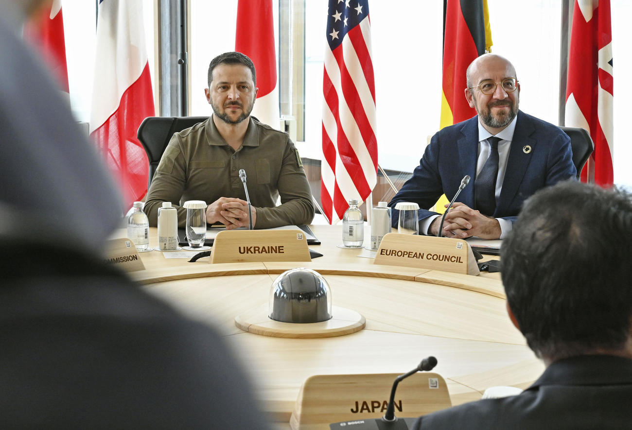 G7首脳らとの会合に参加したウクライナのゼレンスキー大統領（左）（共同）