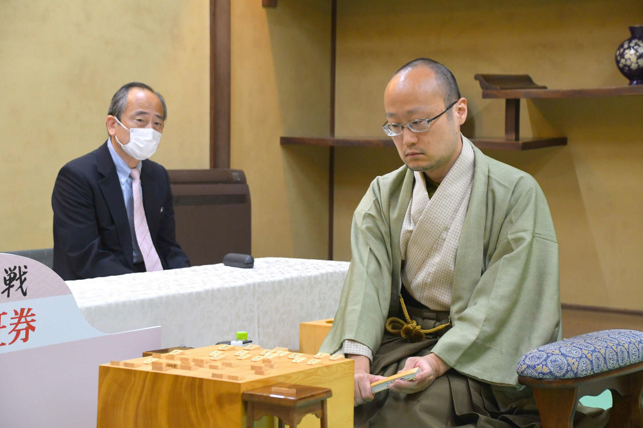 第81期名人戦7番勝負第4局1日目を終えた渡辺明名人（日本将棋連盟提供）