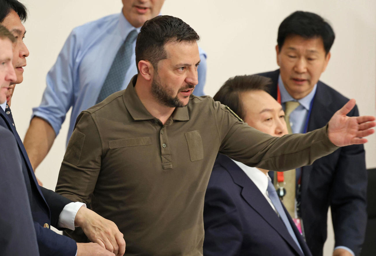 G7広島サミットの招待国首脳らを交えた会合に臨むウクライナのゼレンスキー大統領＝21日、広島市（代表撮影）