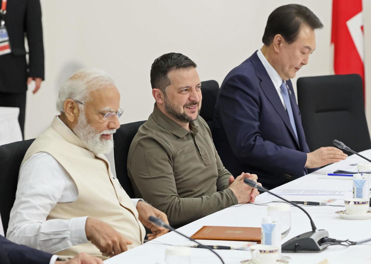 G7広島サミットの招待国首脳らを交えた会合に臨む（左から）インドのモディ首相（手前）、ウクライナのゼレンスキー大統領、韓国の尹錫悦大統領＝21日、広島市（代表撮影）