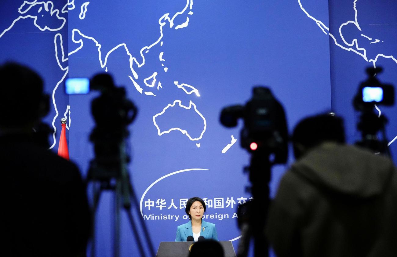 記者会見する中国外務省の毛寧副報道局長（共同）