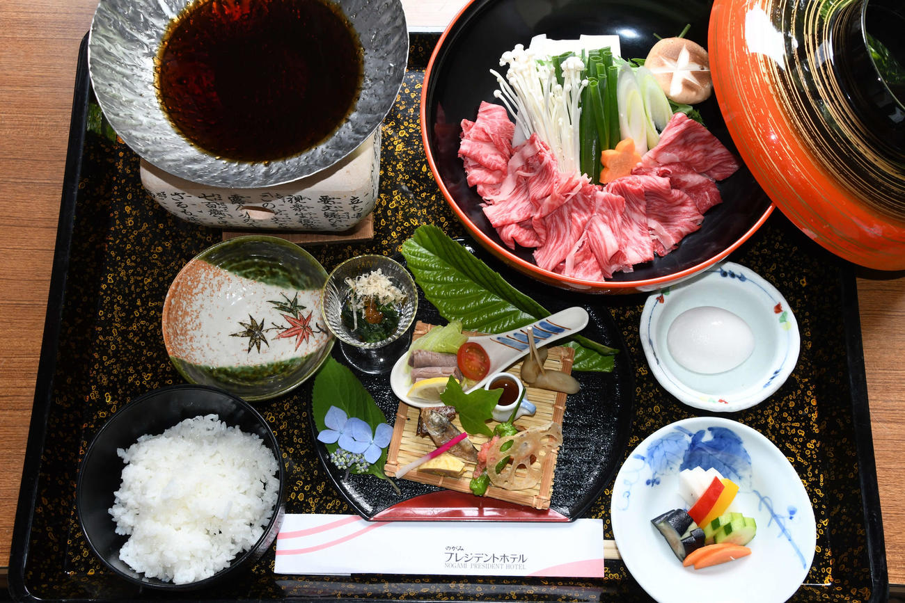 渡辺明名人が昼食に注文した「すき焼き御膳」（日本将棋連盟提供）