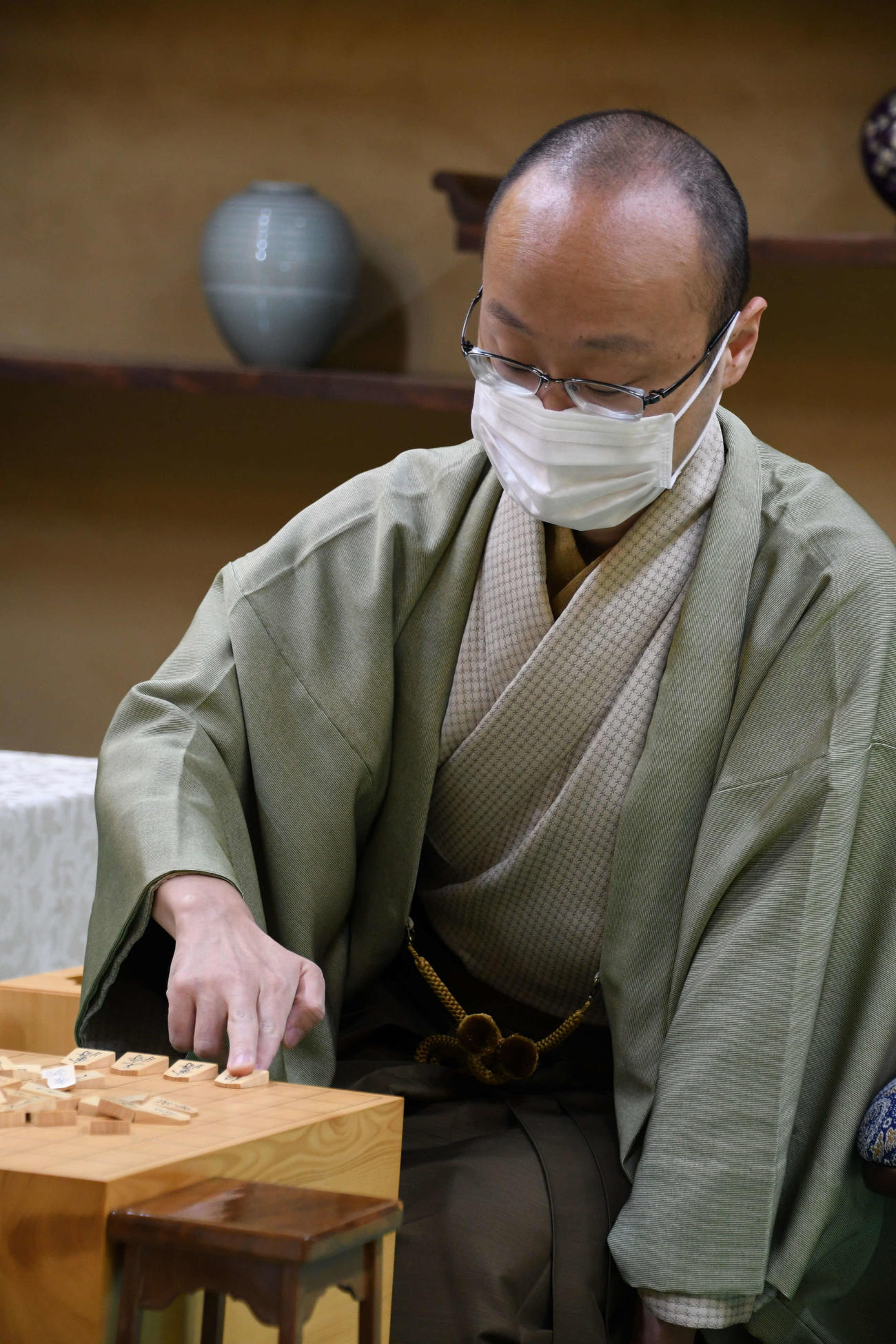 第81期名人戦7番勝負第4局2日目に臨んだ渡辺明名人（日本将棋連盟提供）