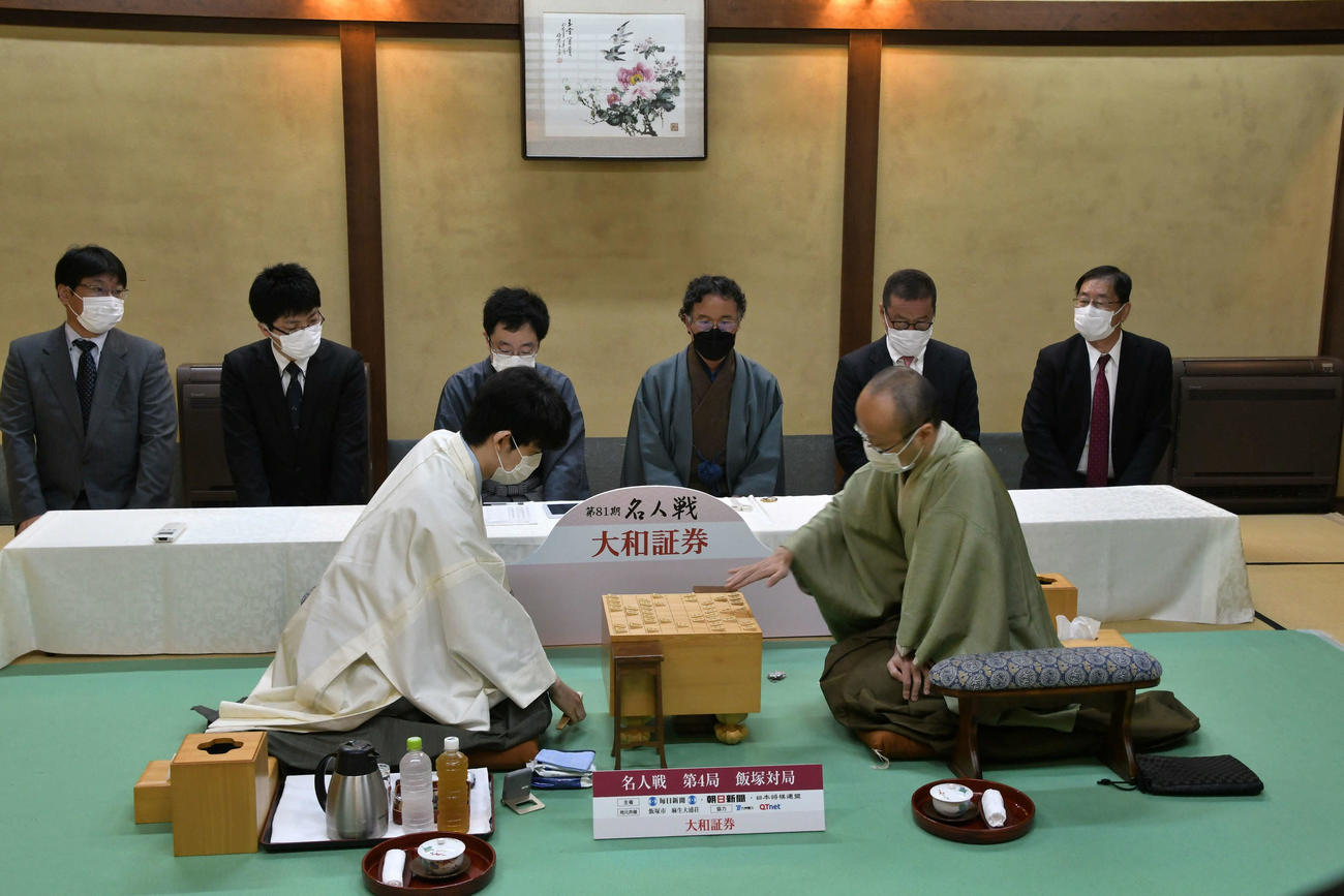 第81期名人戦7番勝負第4局2日目に臨んだ藤井聡太竜王（左）、渡辺明名人（日本将棋連盟提供）