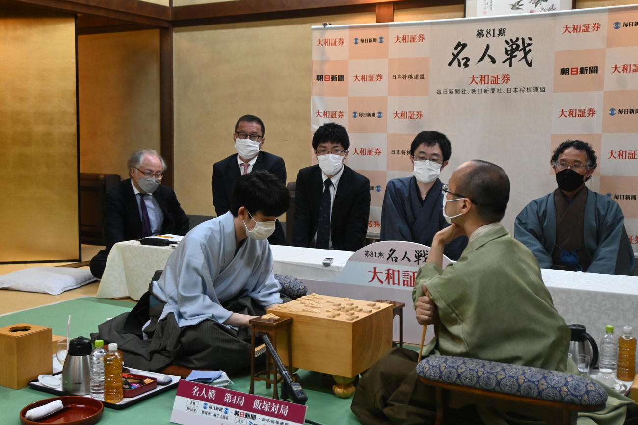 終局後、感想戦を行う藤井聡太竜王（左）、渡辺明名人（撮影・松浦隆司）