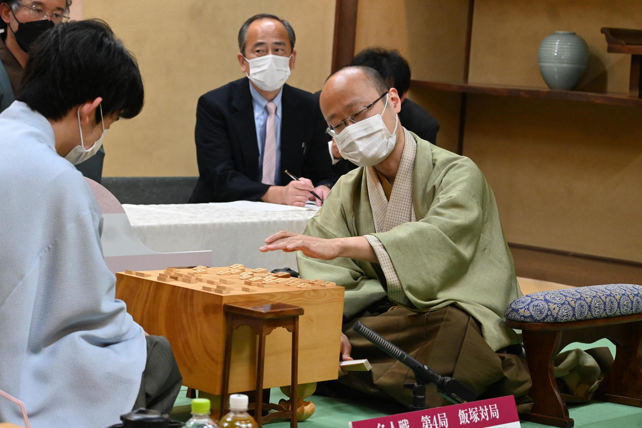終局後、感想戦を行う渡辺明名人（撮影・松浦隆司）