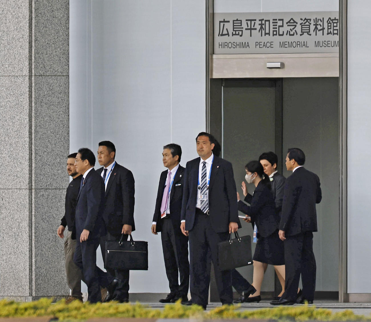 23年5月21日、原爆資料館から出る岸田首相（左端手前）とウクライナのゼレンスキー大統領（同奥）（共同）
