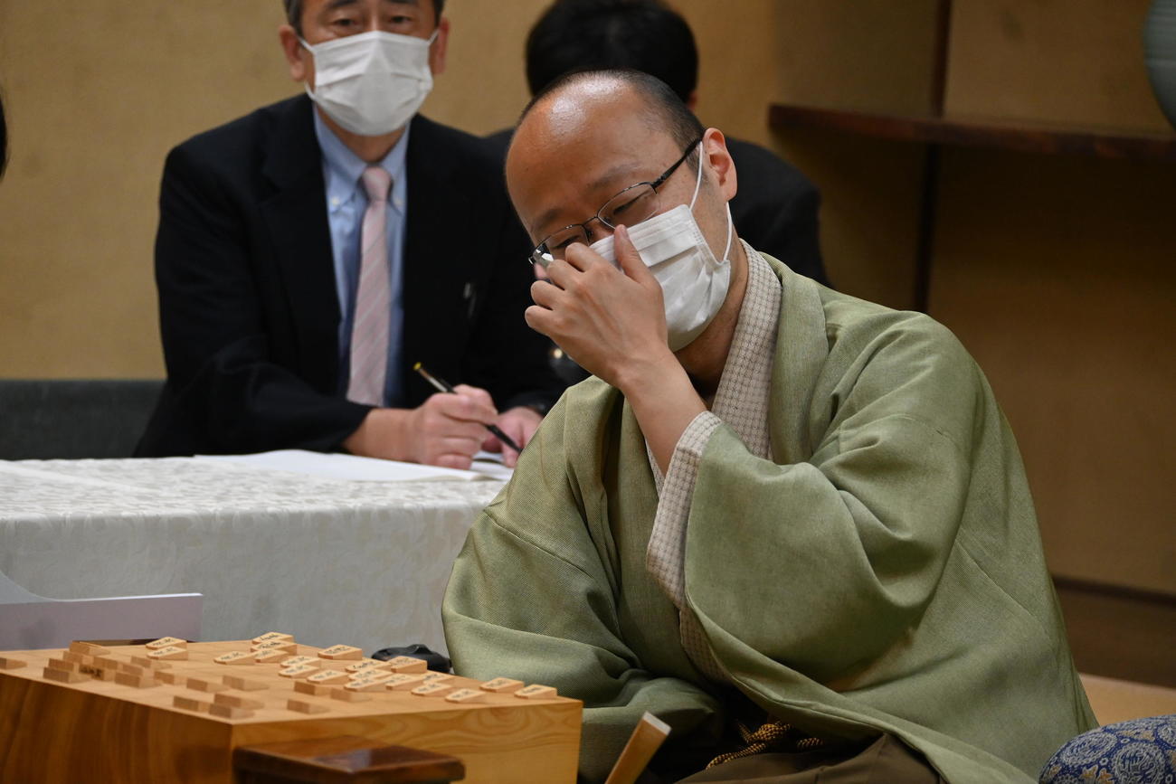 終局後、感想戦を行う渡辺明名人（撮影・松浦隆司）