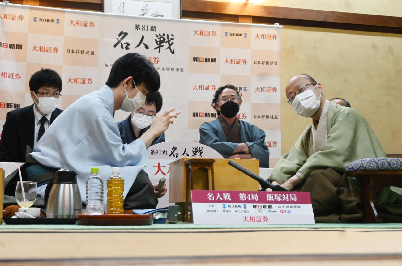 終局後、感想戦を行う藤井聡太竜王（左）と渡辺明名人（撮影・松浦隆司）
