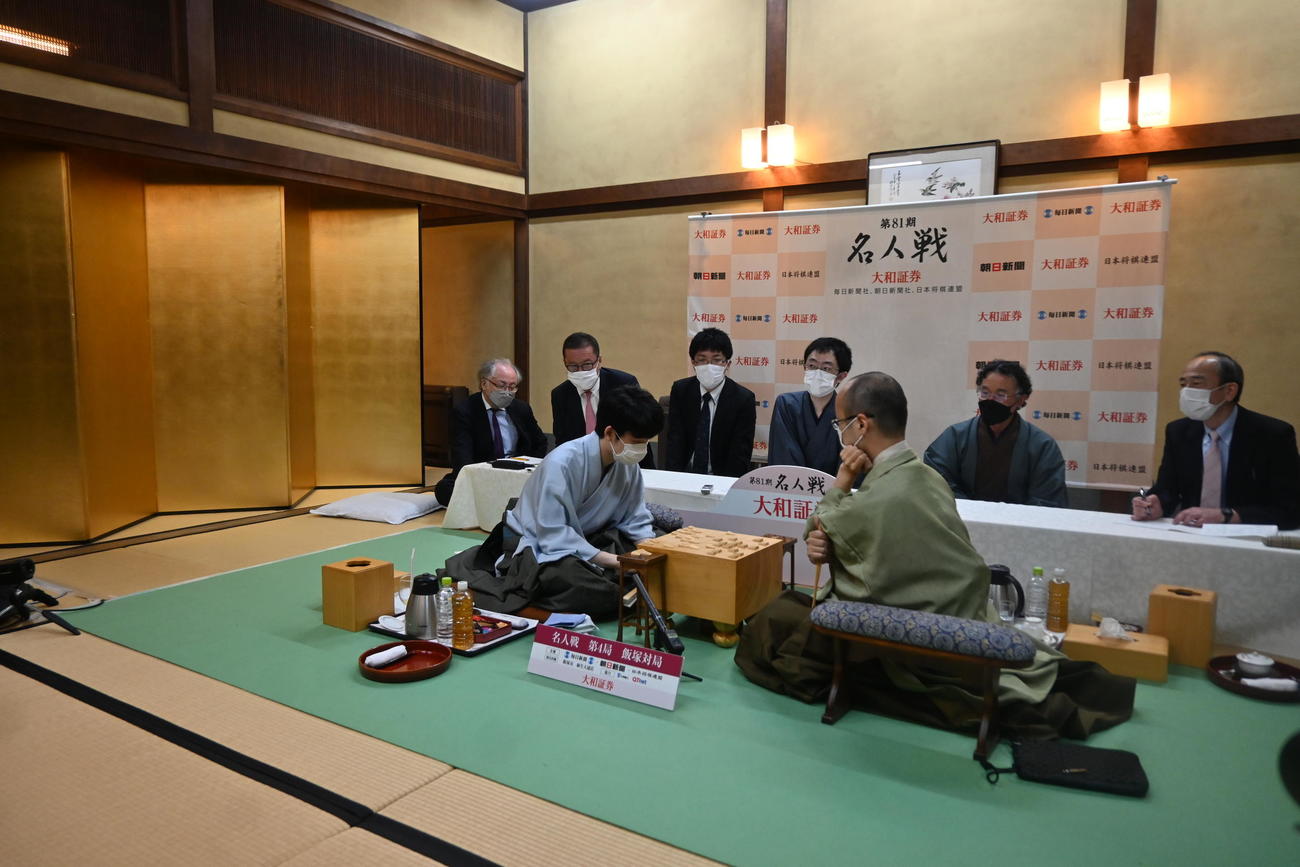 終局後、感想戦を行う藤井聡太竜王（左）、渡辺明名人（撮影・松浦隆司）