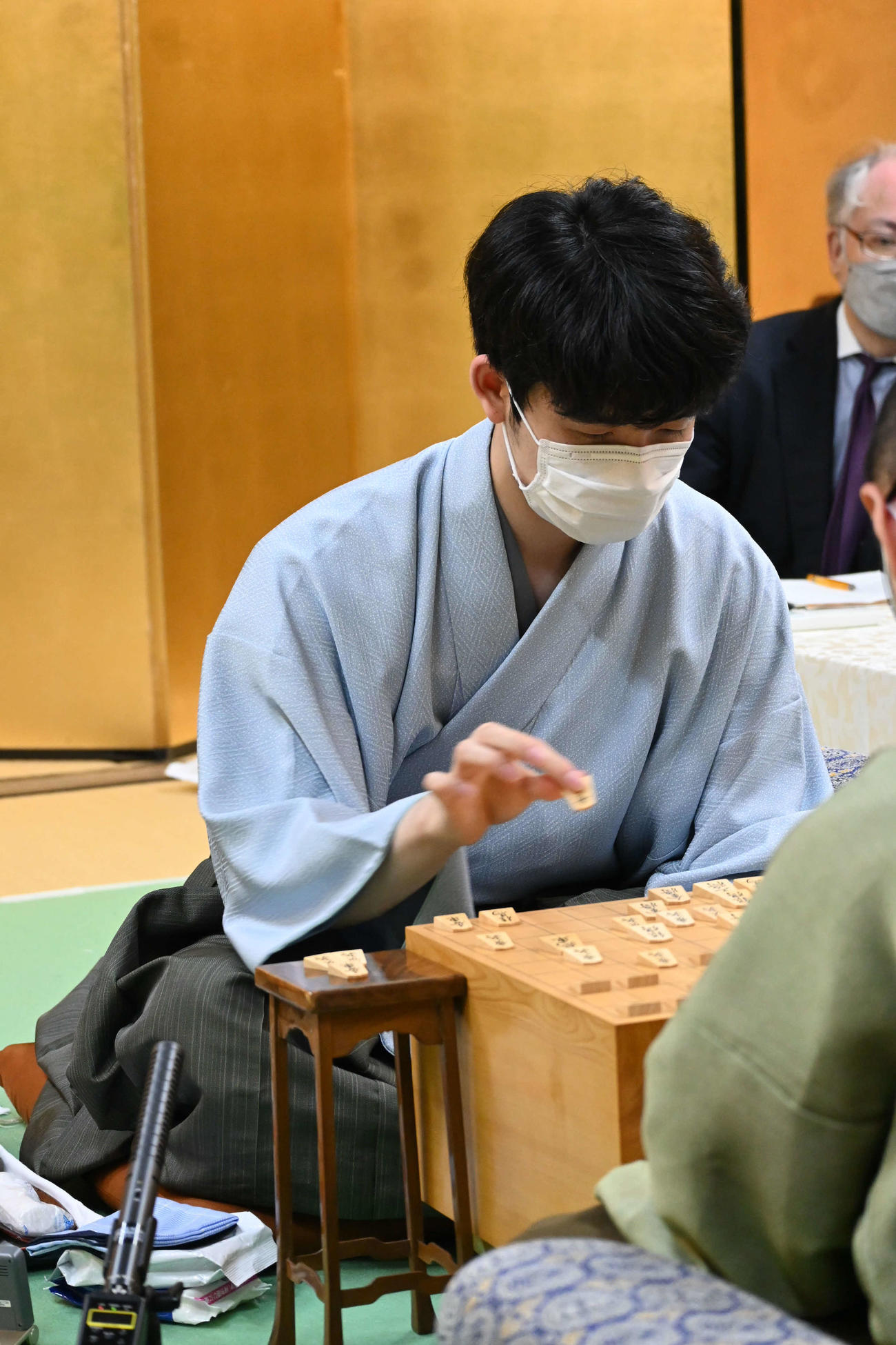 終局後、感想戦を行う藤井聡太竜王（撮影・松浦隆司）
