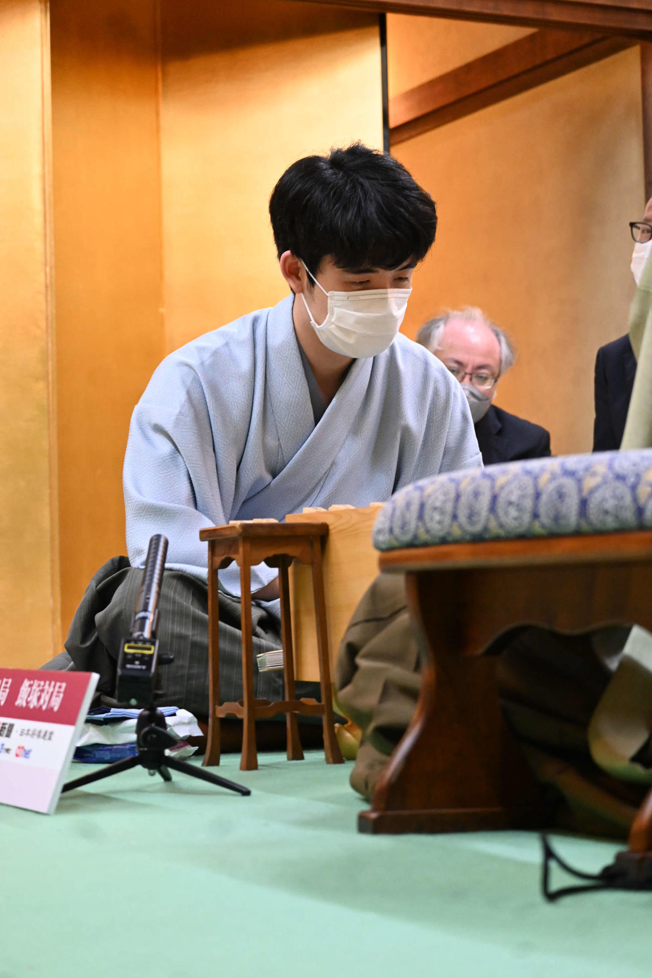 終局後、感想戦を行う藤井聡太竜王（撮影・松浦隆司）