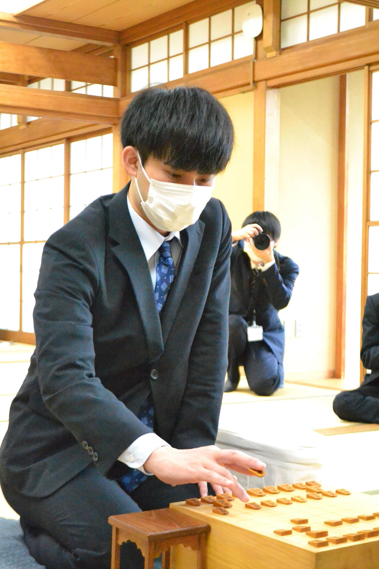 プロデビュー戦の初手を指す小山怜央四段