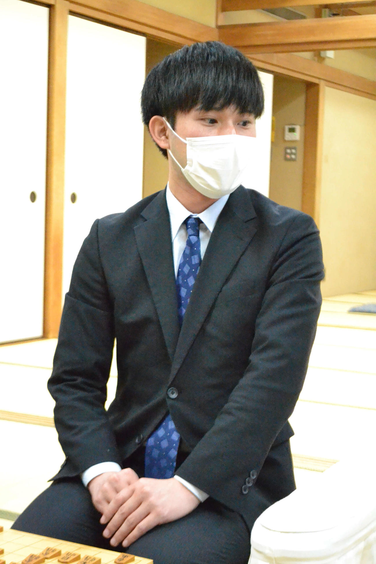 室岡克彦八段を下してプロデビュー戦白星の会見に応じる小山怜央四段