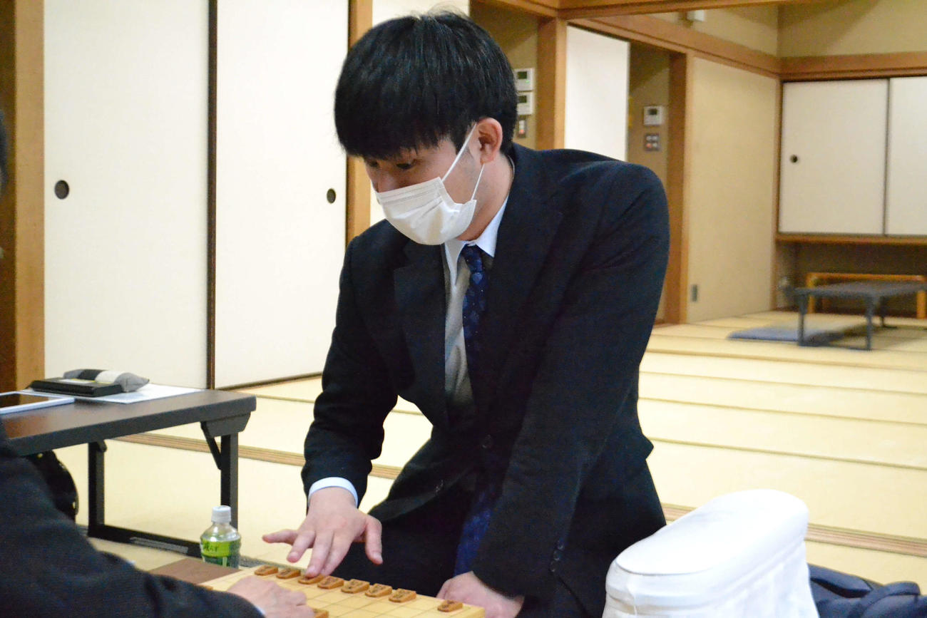 室岡克彦八段を下してプロデビュー戦白星を挙げた小山怜央四段