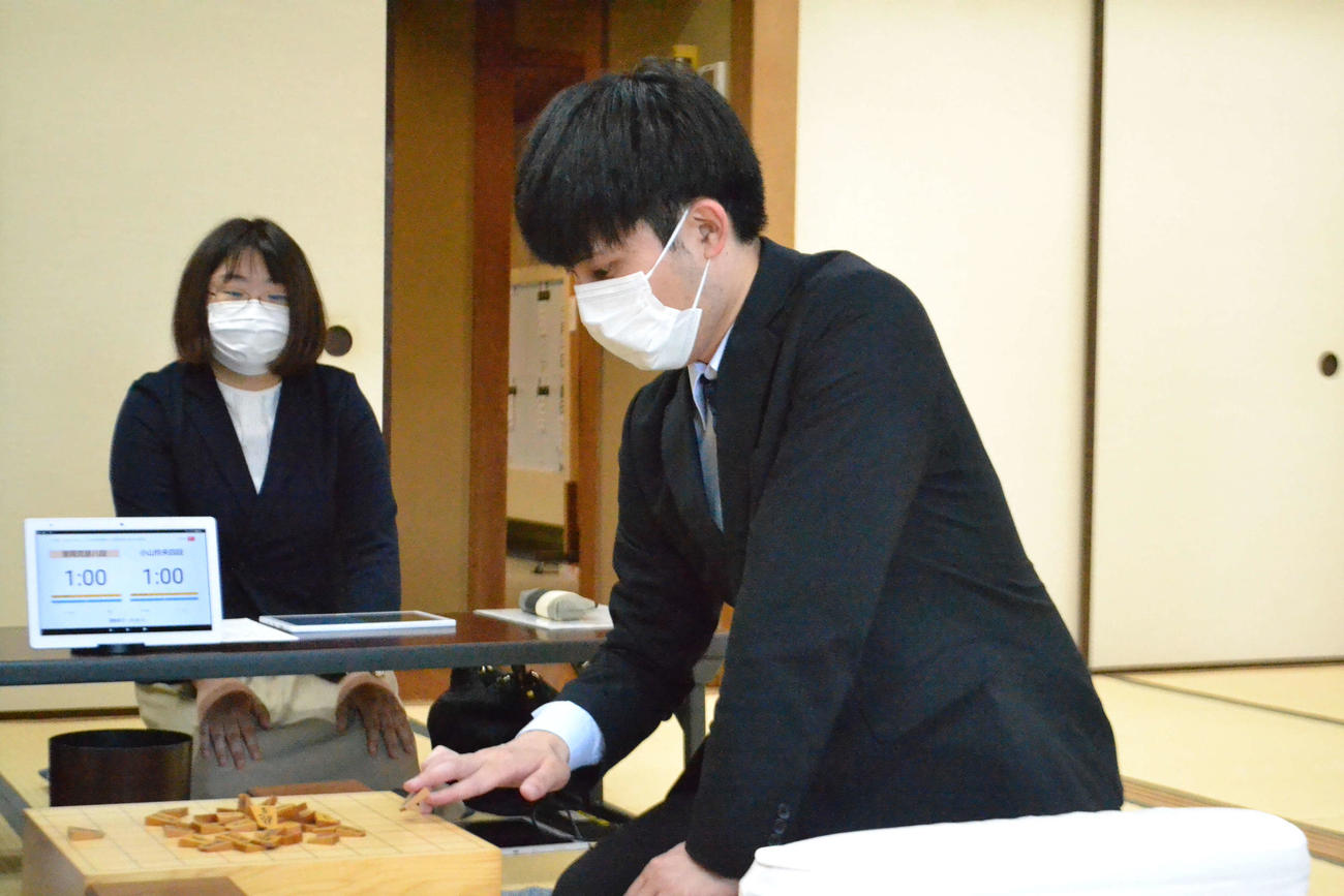 プロデビュー戦となる室岡克彦八段戦を前に駒を並べる小山怜央四段