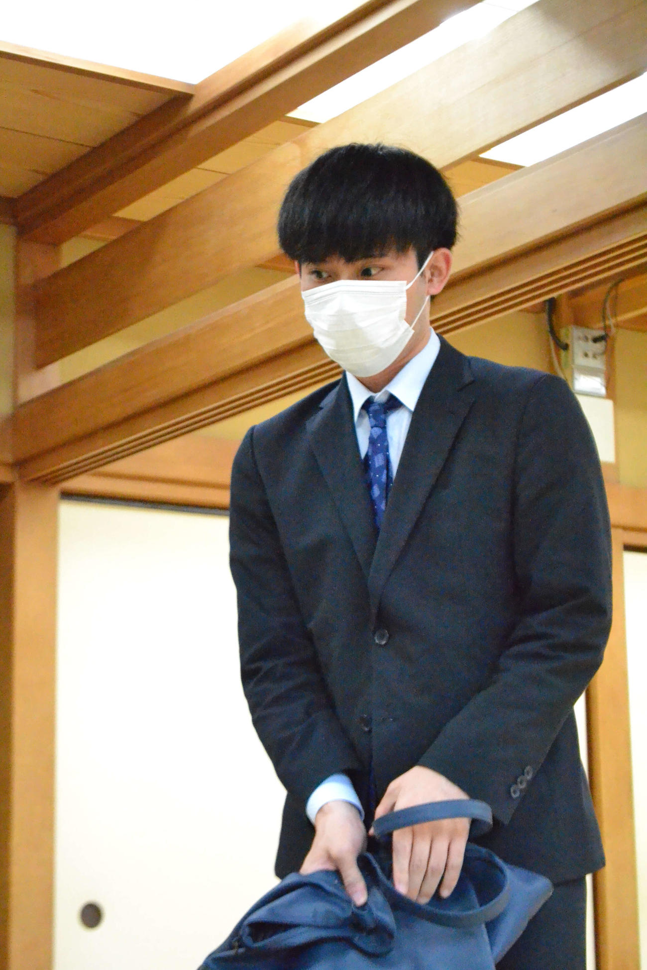 プロデビュー戦を前に対局場へと入室した小山怜央四段