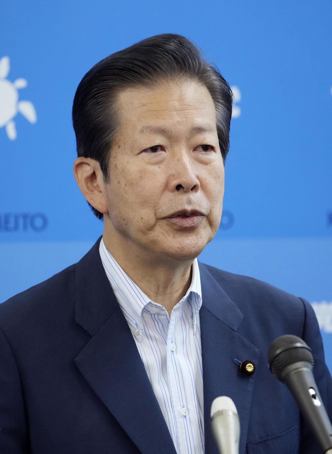 記者会見する公明党の山口代表（共同）