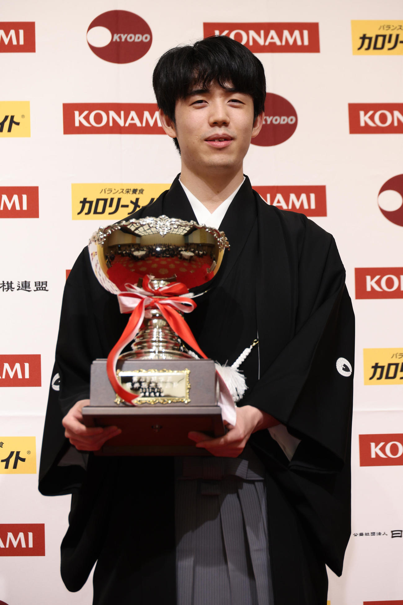 棋王就位式でトロフィーを手にする藤井棋王（撮影・中島郁夫）